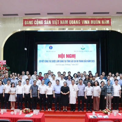 HỘI NGHỊ SƠ KẾT HỢP TÁC 6 THÁNG ĐẦU NĂM 2025 GIỮA TRƯỜNG ĐẠI HỌC DƯỢC HÀ NỘI VÀ SỞ Y TẾ LÀO CAI